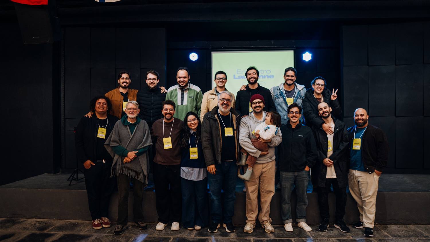 Grupo reunido no palco do Encontro Lausanne, em Blumenau