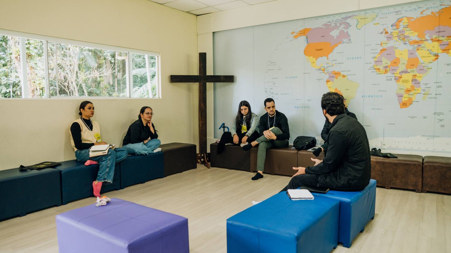 Roda de conversa diante do mapa-múndi