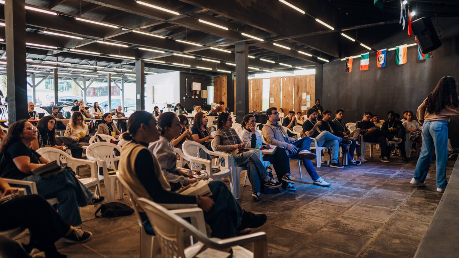 Participantes assistindo a uma mesa temática
