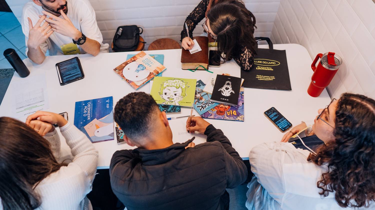 Roda de conversa com livros sobre a mesa