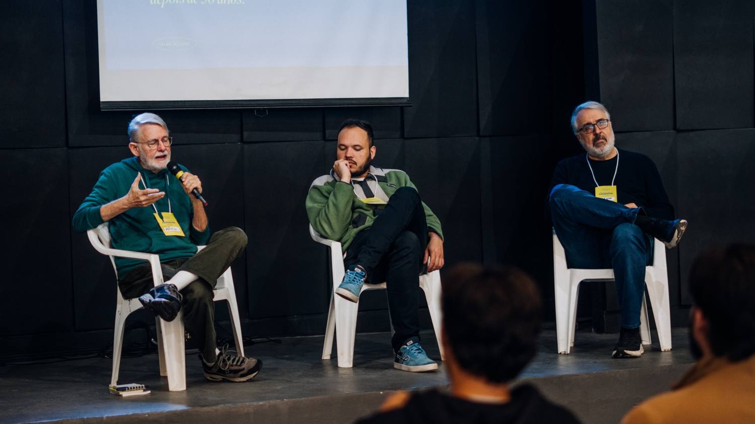 Mesa temática com três convidados